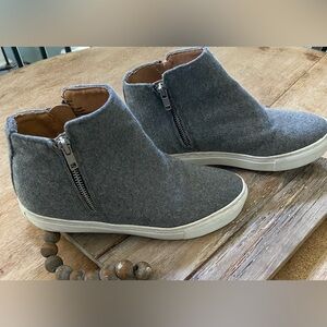 Esprit Women’s Size 6.5 Gray Sneaker‎ Booties